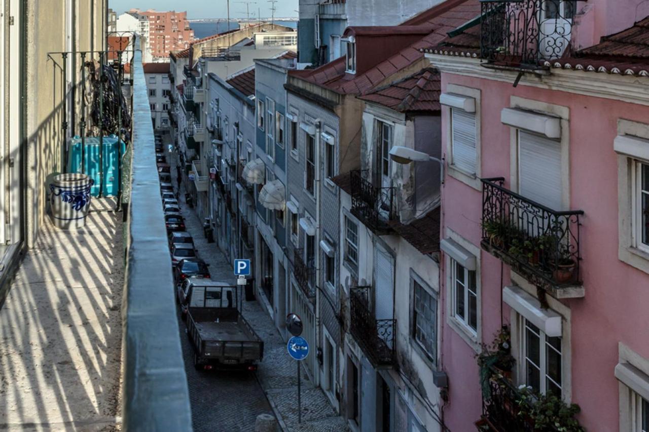 Lovelystay - Sunny Flat W/ Balcony Overseeing Graca And River Lisbon Exterior photo