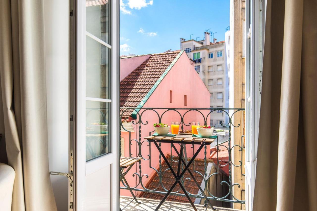 Lovelystay - Sunny Flat W/ Balcony Overseeing Graca And River Lisbon Exterior photo