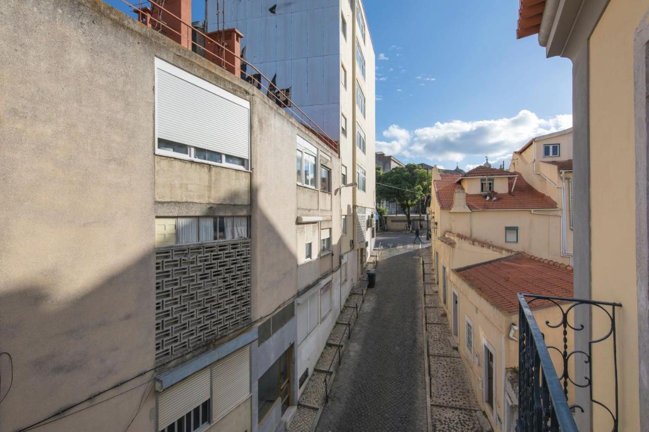 Lovelystay - Sunny Flat W/ Balcony Overseeing Graca And River Lisbon Exterior photo